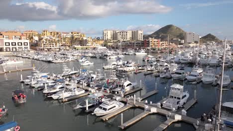 Cabo-Marina-De-Barcos-En-Un-Día-Nublado,-Vista-Aérea-En-Aumento-Sobre-Los-Complejos-Turísticos,-Baja-México