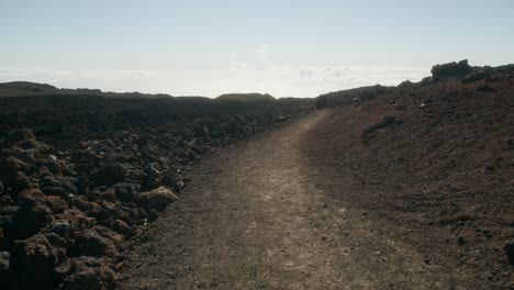 Ruta-De-Senderismo-En-Un-Paisaje-Rocoso-Volcánico,-Parque-Nacional-Del-Teide-En-Tenerife,-Islas-Canarias