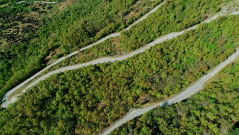 Carretera-De-Paso-De-Montaña-Curva-Aérea-A-Través-Del-Bosque-Naturaleza-Paisaje-Imágenes-De-Drones