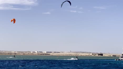 Gente-Practicando-Kitesurf-En-El-Mar-Rojo-En-Un-Ventoso-Día-De-Verano-En-Egipto