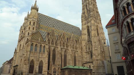 Vögel-Fliegen-Am-Stephansdom-Vorbei