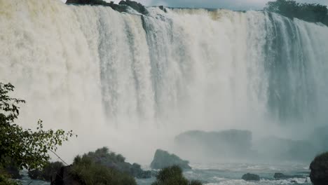 Majestätische-Kaskaden-Der-Iguazú-Wasserfälle-An-Der-Grenze-Zwischen-Argentinien-Und-Brasilien