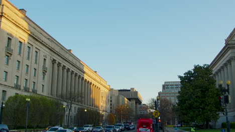Eine-Schwenkaufnahme-Zeigt-Die-Ost--Und-Südfassade-Des-Gebäudes-Des-Justizministeriums-In-Washington,-D.C.-Bei-Sonnenaufgang
