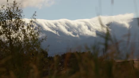 Un-Timelapse-De-Nubes-Rodando-Sobre-Las-Montañas-En-Montana