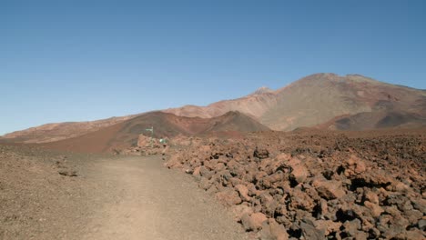 Cartel-Debajo-Del-Pico-Del-Teide,-Paisaje-Volcánico-Rocoso,-Parque-Nacional-Del-Teide-En-Tenerife,-Islas-Canarias-En-Primavera