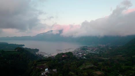 Pintoresco-Paisaje-Costero-En-Bali,-Indonesia---Panorámica-Aérea