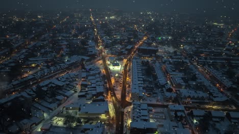 Verschneite-Städtische-Kreuzung-Bei-Nacht,-Leuchtende-Straßenlaternen,-Wohngebiet,-Heitere-Atmosphäre