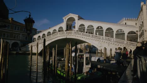 Rialto-Bridge-over-Grand-Canal-in-sunlight,-Venice-Italy