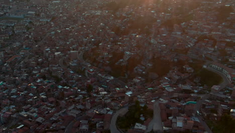 Luftaufnahme-Des-Viertels-Außerhalb-Des-Historischen-Stadtzentrums-Bei-Sonnenuntergang-In-Cusco,-Peru