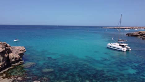 Pareja-Saludando-Y-Operando-Drones-De-Vacaciones-En-Paradise-Beach,-Chipre