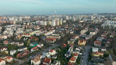 Das-Luftpanorama-Zeigt-Eine-Geschäftige-Stadtlandschaft,-In-Der-Wohnviertel-Mit-Bunten-Dächern-In-Eine-Dichte-Ansammlung-Von-Hochhäusern-übergehen,-Unter-Einem-Klaren-Himmel