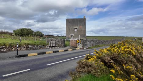 Entrada-A-Antiguas-Construcciones-Históricas-De-Minas-De-Cobre-En-Tankardstown-Copper-Coast-Waterford-En-Un-Brillante-Y-Colorido-Día-De-Primavera