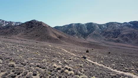 Vehículo-Con-Tracción-En-Las-Cuatro-Ruedas-Conduciendo-Por-Un-Sendero-Todoterreno-En-El-Desierto-De-Mojave-En-California,-EE.UU.