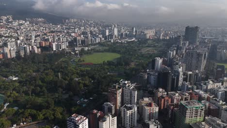 Imágenes-Aéreas-De-Drones-Con-Vista-De-Video-De-Qutio-Temprano-En-La-Mañana-Amanecer-Ciudad-Capital-De-Ecuador-La-Carolina-Parque-Tráfico-Catedral-Metropolitana-De-Quito-Horizonte-Sudamericano