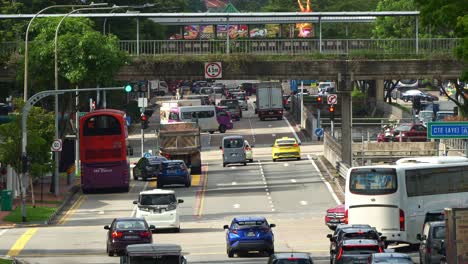 Horas-Pico-De-Tráfico-Callejero-En-New-Bridge-Road-En-El-Distrito-Comercial-Central-De-Clarke-Quay,-área-Metropolitana-De-Singapur