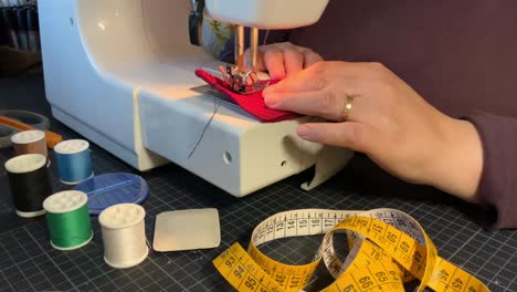 Una-Mujer-Trabajando-Con-La-Máquina-De-Coser