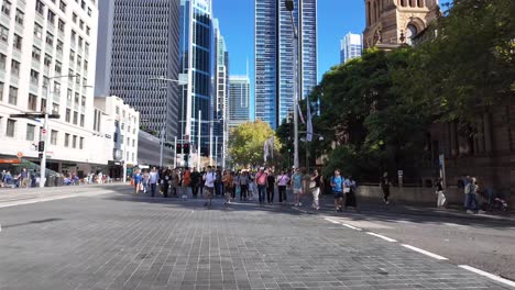 Peatones-Que-Cruzan-La-Concurrida-Calle-Druitt-Y-George-Street-En-El-Ayuntamiento-De-La-Ciudad,-Sydney-CBD