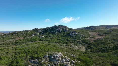 Felsige-Steine-Und-Felsbrocken-Im-Grünen-Alpinen-Gelände-Der-Serra-Da-Estrela,-Luftbildkamera