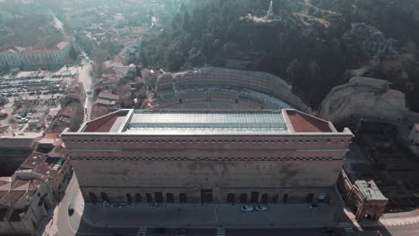 Tauchen-Sie-Bei-Sonnenaufgang-Mit-Einer-Drohne-In-Eines-Der-Schönsten-Antiken-Theater-Frankreichs-Ein,-Das-Der-Stadt-Orange