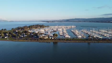 Rotating-Camera-Angle-of-the-Marina-in-Emeryville,-California