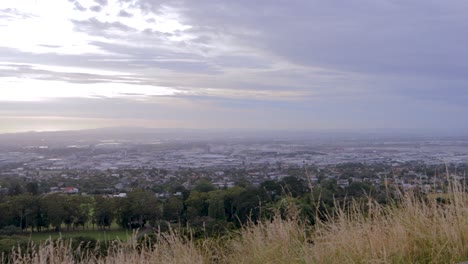 Spazierengehen-Auf-Dem-Auckland-City-Trekking-Hill,-Cornwall-Park-City-Point-Of-View,-Wandern