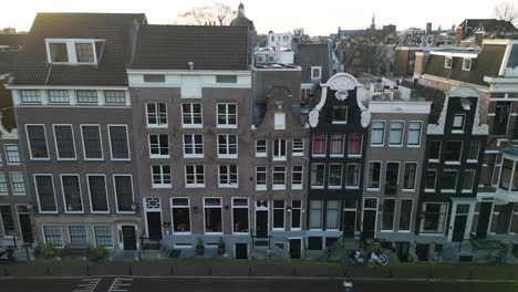 Unglaubliche-Luftaufnahme-Der-Grachtenhäuser-In-Amsterdam,-Niederlande-Bei-Sonnenaufgang