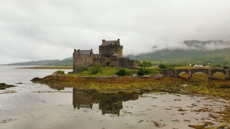 Castillo-De-Eilean-Donan-En-Loch-Duich-En-Las-Tierras-Altas-De-Escocia,-Escocia,-Reino-Unido