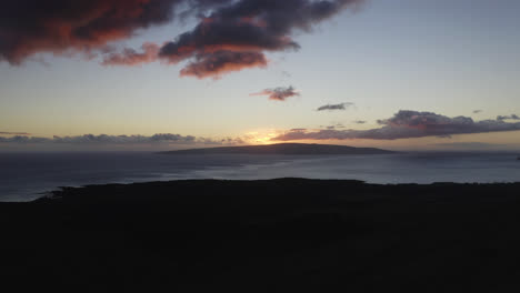 Wolken,-Beleuchtet-Von-Einem-Farbenfrohen-Sonnenuntergang-über-Der-Insel-Kaho&#39;Olawe,-Von-Maui,-Hawaii-Aus-Gesehen
