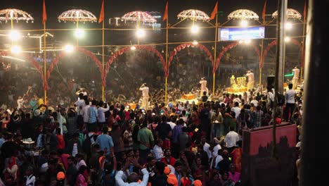 Riesige-Menschenmenge-Besucht-Die-Heilige-Stätte-Varanasi,-Abends-Anbetung-Des-Aarti-Am-Fluss-Ganga,-Abends-Video-Aufgenommen-Am-Dashashwamedh-Ghat,-Varanasi,-Uttarpradesh,-Indien,-08.-März-2024