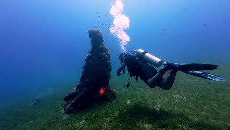 Buceo-Bajo-El-Agua-Perspectiva-Lenta-De-Buzo-Respirando-Burbujas-En-Egipto-Alrededor-De-Piedras-De-Coral-Y-Peces-En-El-Elemento-De-Agua-Azul