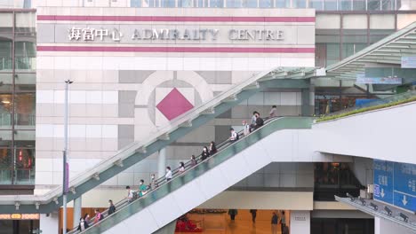 In-Der-Nähe-Eines-Einkaufszentrums-In-Admiralty,-Hongkong,-Sieht-Man-Menschen-Auf-Automatischen-Rolltreppen-Fahren