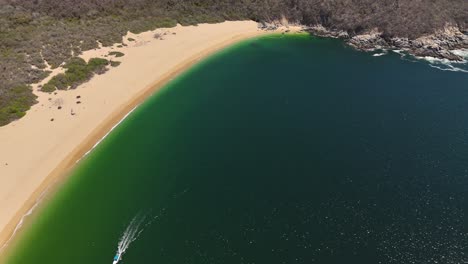 Playa-En-La-Bahía-De-Cacaluta,-Una-De-Las-Nueve-Bahías-De-Huatulco,-Oaxaca,-México