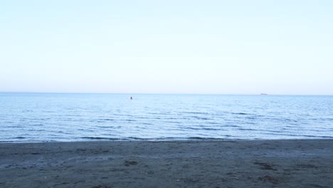 Paar-Läuft-Nach-Sonnenuntergang-Frei-Im-Strandsand