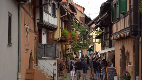 El-Pueblo-De-Eguisheim,-Situado-En-La-Ruta-Del-Vino-Y-Catalogado-Como-Uno-De-Los-Más-Bellos-De-Francia,-Está-Construido-Con-Calles-Dispuestas-En-Círculos-Concéntricos-Alrededor-De-Su-Castillo.