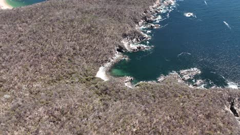 Terreno-Rocoso-Y-Acantilados-Por-El-Pacífico-Mexicano,-Cerca-De-Huatulco,-Oaxaca