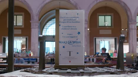 Make-A-Wish-banner-at-Fondaco-dei-Tedeschi,-Venice