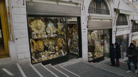 Frente-De-Tienda-De-Máscaras-Venecianas-Con-Peatones