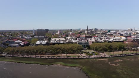 Toma-Aérea-Amplia-Del-Histórico-Paseo-Marítimo-Del-Barrio-Francés-De-Charleston,-Carolina-Del-Sur