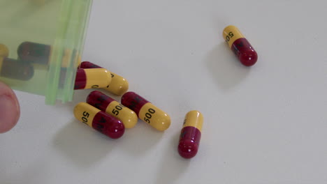 Nahaufnahme-Zeitlupe:-Amoxicillin-Antibiotikum-Kapseln-Aus-Flasche-Gegossen