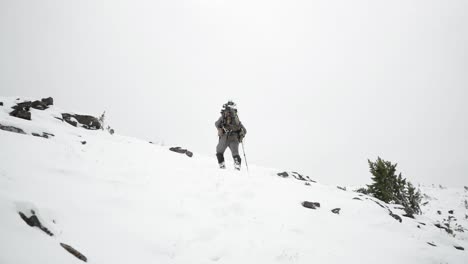 Tiro-Con-Arco-Caza-De-Alces-Con-Arco-En-La-Nieve-En-Montana-En-Octubre-En-La-Nieve