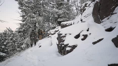 Bogenschießen-Bogen-Elchjagd-Im-Schnee-In-Montana-Im-Oktober-Auf-Dem-Gipfel-Der-Berge