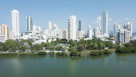 Drohne-Erhebt-Sich-über-Der-Stadtlandschaft-Von-Cartagena,-Kolumbien