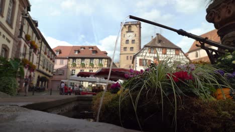 Lässt-Ein-Brunnen-In-Der-Stadt-Ribeauvill-Wasser-Fließen?