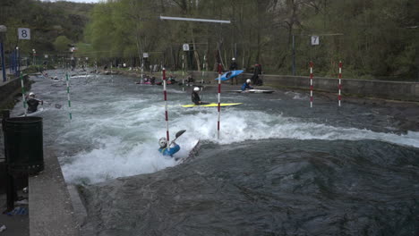 Kayak-En-Aguas-Bravas-En-Cámara-Lenta-En-Europa,-Macedonia-Del-Norte,-Matka