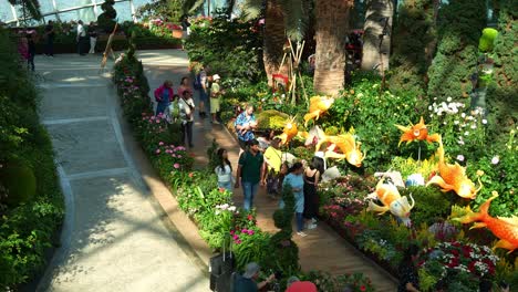 Goldfischlaternen-Werden-Während-Der-Festtagszeit-Auf-Dem-Blumenfeld-In-Der-Mitte-Des-Gewächshaus-Wintergartens-Mit-Blumenkuppel-In-Den-Gardens-By-The-Bay-Ausgestellt,-Um-Das-Neue-Mondjahr-Zu-Feiern