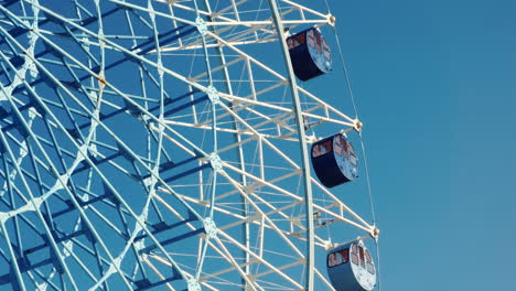 Blue-ferris-wheel-turning-on-a-sunny-day