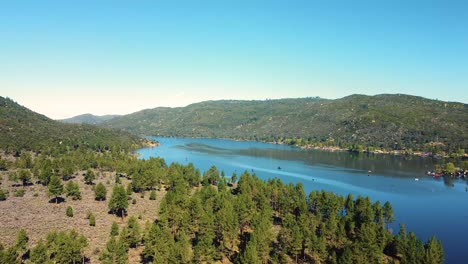 Lago-Hemet-Y-Montañas-Boscosas-Rodeadas-En-El-Condado-De-Riverside,-California,-EE.UU.