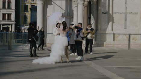 Novia-Posando-Para-Fotógrafos-En-Venecia