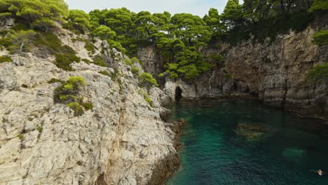Schroffe-Klippen-Mit-Unterwasserhöhlen-Und-Türkisfarbenem-Wasser-Auf-Der-Insel-Kalamota-In-Der-Nähe-Von-Dubrovnik,-Kroatien