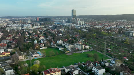 Amplia-Vista-Aérea-Sobre-Un-Paisaje-Urbano-Mixto-Con-Casas-Residenciales,-Imponentes-Edificios-De-Oficinas-Y-Espacios-Verdes---Obc,-Oliwa,-Gdańsk